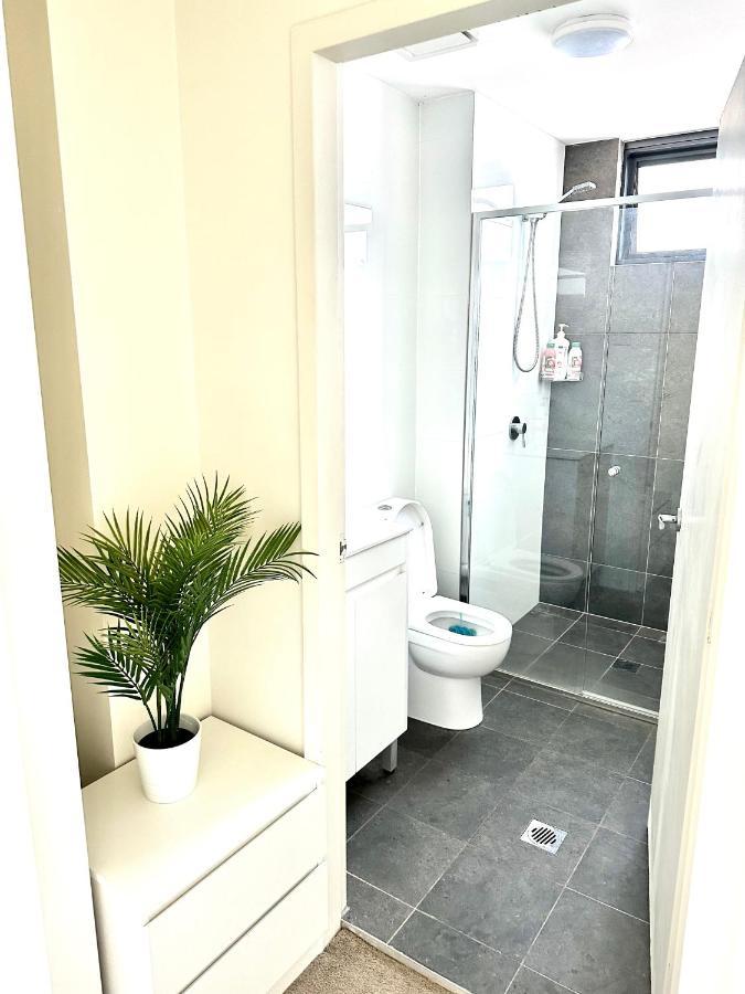Modern 2 Bedroom & 2 Bathroom Apartment With Stunning Sydney Cbd & Skyline Views! Liverpool Exterior photo